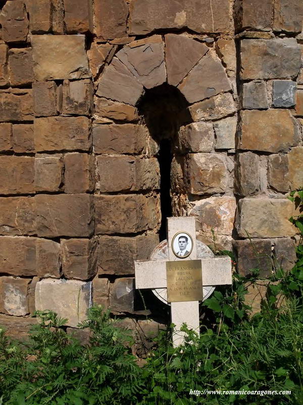 VANO CENTRAL Y CRUZ DEL CEMENTERIO